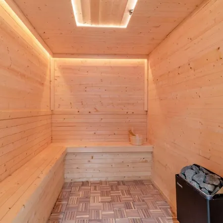 Riverside Georgian House With Hot Tub, Sauna & Parking *