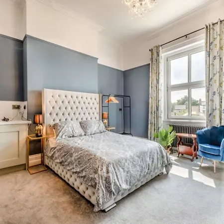 Riverside Georgian House With Hot Tub, Sauna & Parking Holiday home