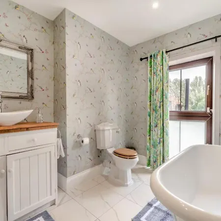 Riverside Georgian House With Hot Tub, Sauna & Parking Vakantiehuis Selby