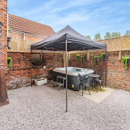 Riverside Georgian House With Hot Tub, Sauna & Parking *