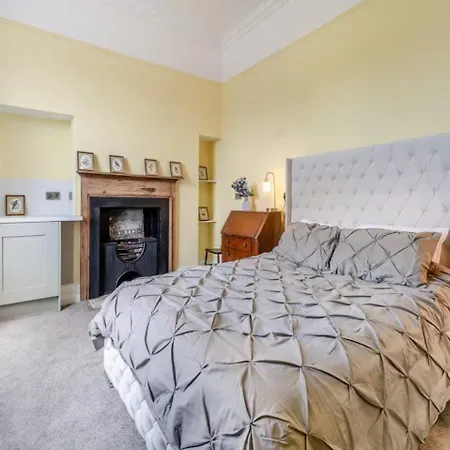 Riverside Georgian House With Hot Tub, Sauna & Parking * Selby