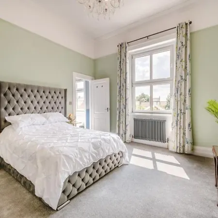 Riverside Georgian House With Hot Tub, Sauna & Parking