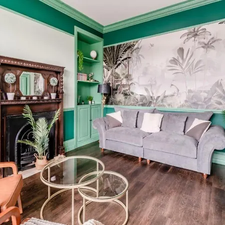 Riverside Georgian House With Hot Tub, Sauna & Parking Vakantiehuis *