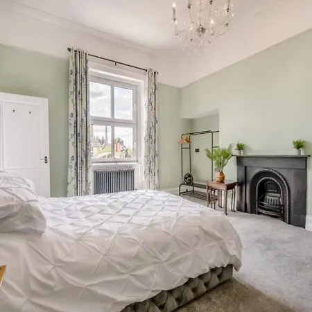 Riverside Georgian House With Hot Tub, Sauna & Parking *