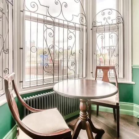 Riverside Georgian House With Hot Tub, Sauna & Parking Selby