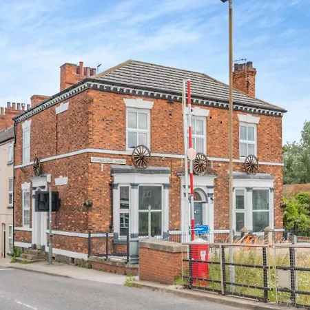 Vakantiehuis Riverside Georgian House With Hot Tub, Sauna & Parking