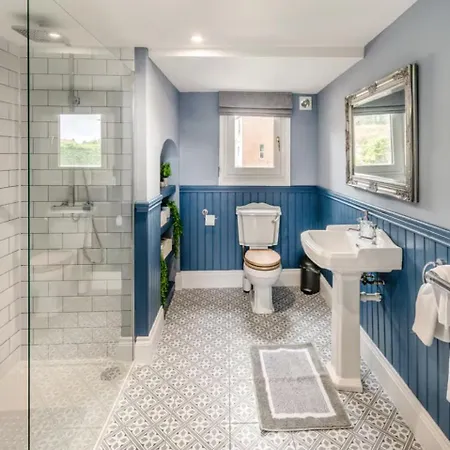 Riverside Georgian House With Hot Tub, Sauna & Parking * Selby