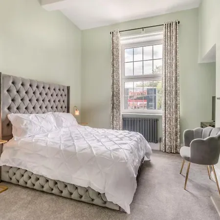 Riverside Georgian House With Hot Tub, Sauna & Parking