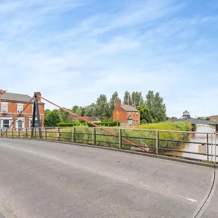 Riverside Georgian House With Hot Tub, Sauna & Parking * Selby