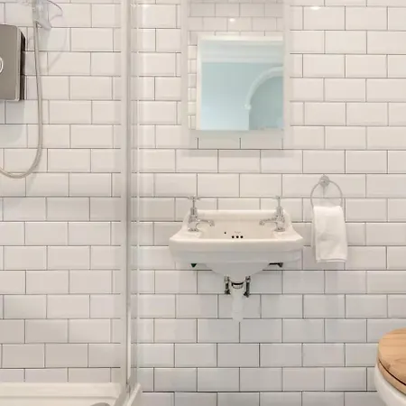 Ferienhaus Riverside Georgian House With Hot Tub, Sauna & Parking *