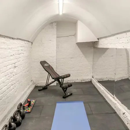 Riverside Georgian House With Hot Tub, Sauna & Parking