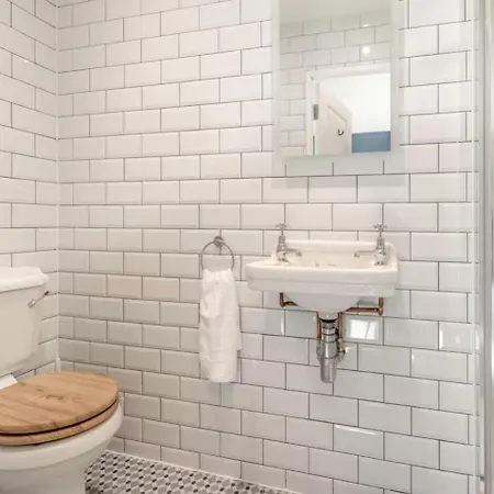 Ferienhaus Riverside Georgian House With Hot Tub, Sauna & Parking *