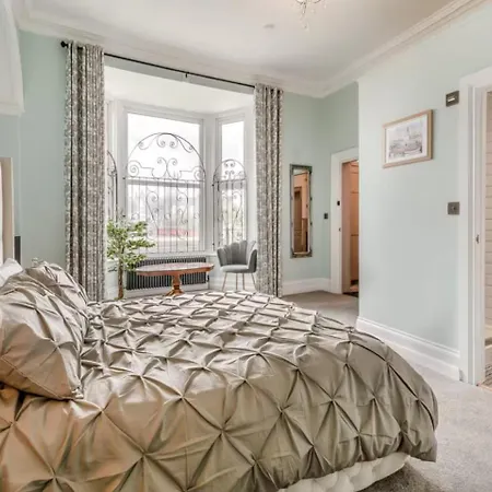 Riverside Georgian House With Hot Tub, Sauna & Parking Selby