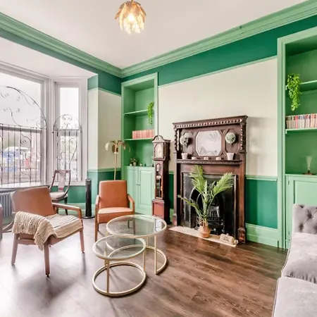 Riverside Georgian House With Hot Tub, Sauna & Parking Ferienhaus