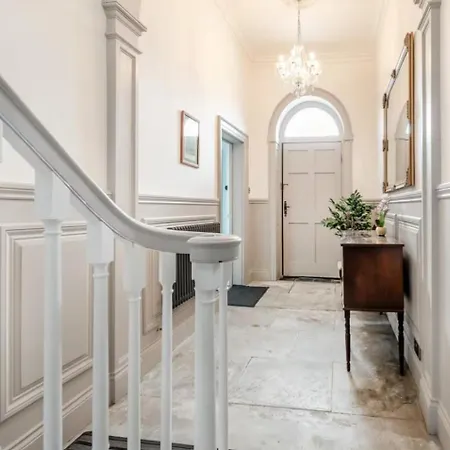 Ferienhaus Riverside Georgian House With Hot Tub, Sauna & Parking