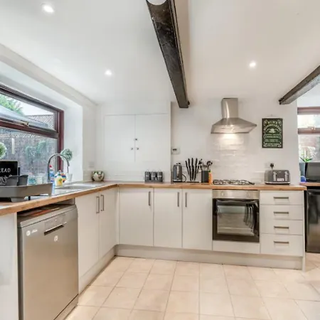 Riverside Georgian House With Hot Tub, Sauna & Parking