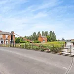 Riverside Georgian House With Hot Tub, Sauna & Parking * Selby