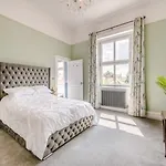 Riverside Georgian House With Hot Tub, Sauna & Parking