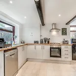 Riverside Georgian House With Hot Tub, Sauna & Parking